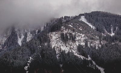 云层覆盖雪山的灰度摄影